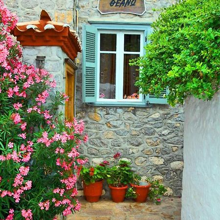 Theano Guesthouse Hydra  Rum bild
